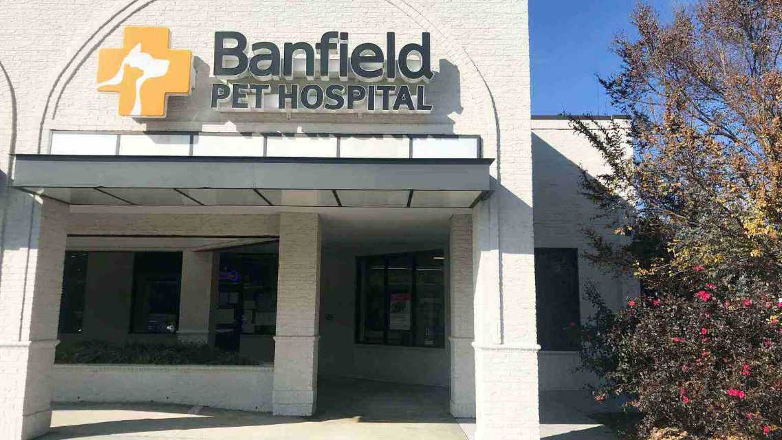 The entrance of the Banfield Pet Hospital