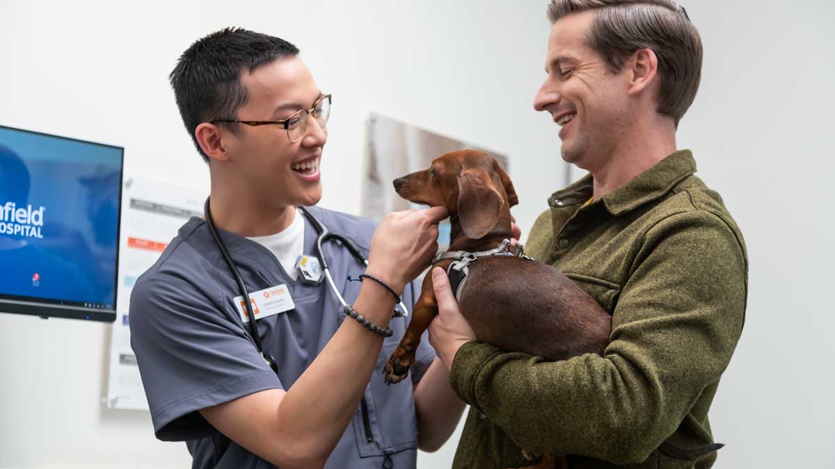 20191117_002_1200x675 Veterinary assistant Joseph Slater welcomes a client and his Dachshund
