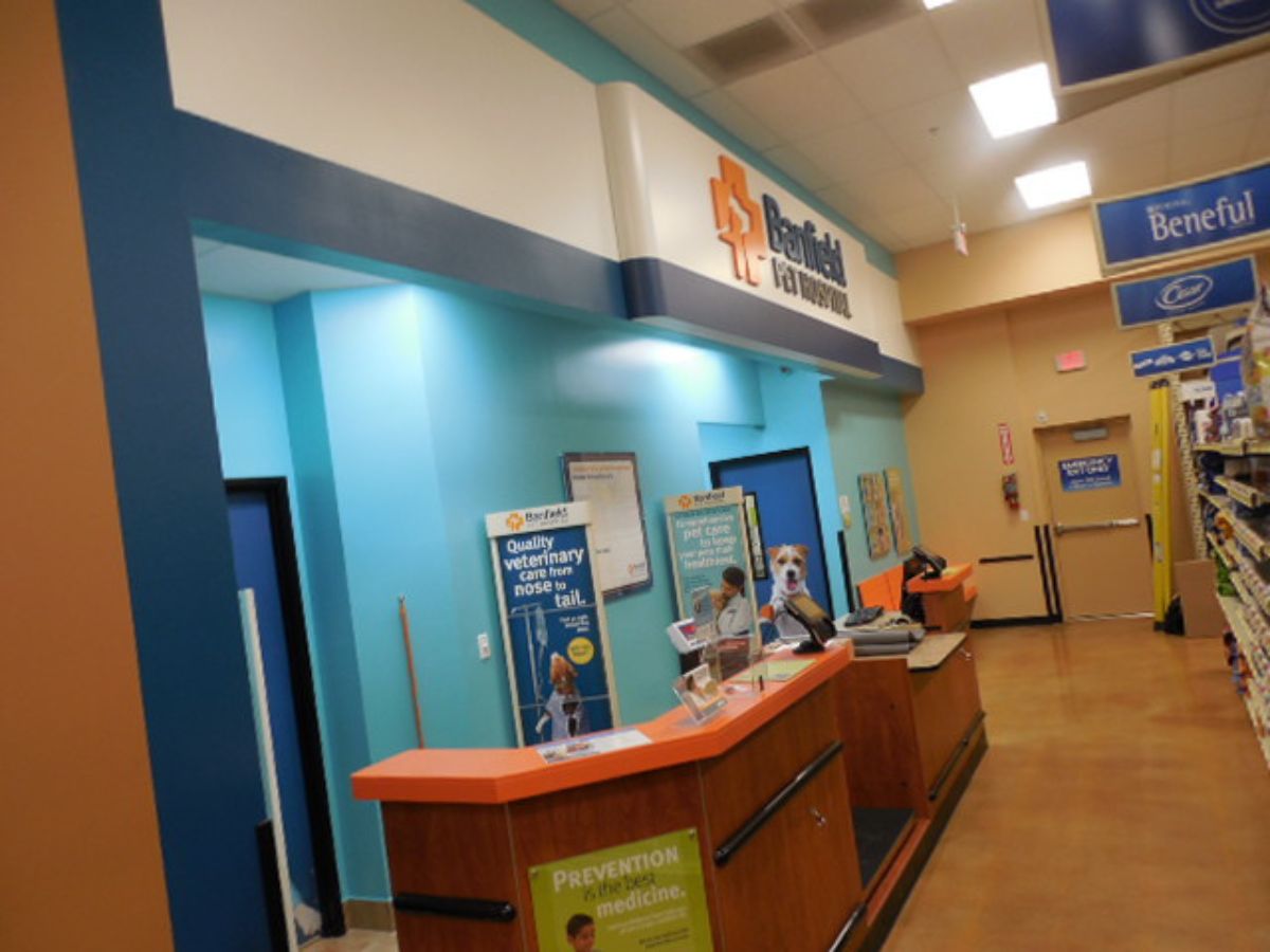 The front desk of the Banfield Jupiter hospital