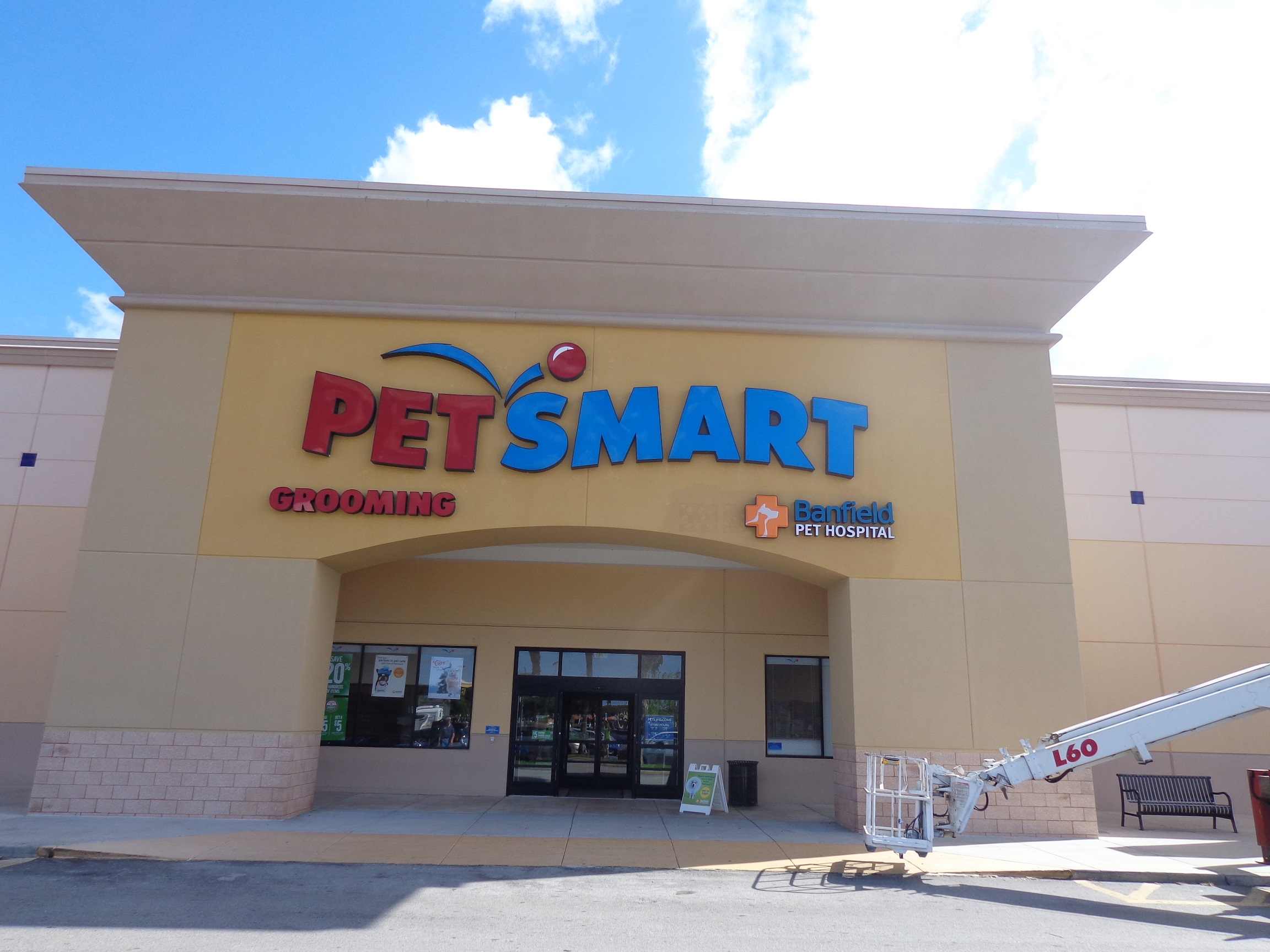 The Banfield Fort Myers PetSmart front entrance