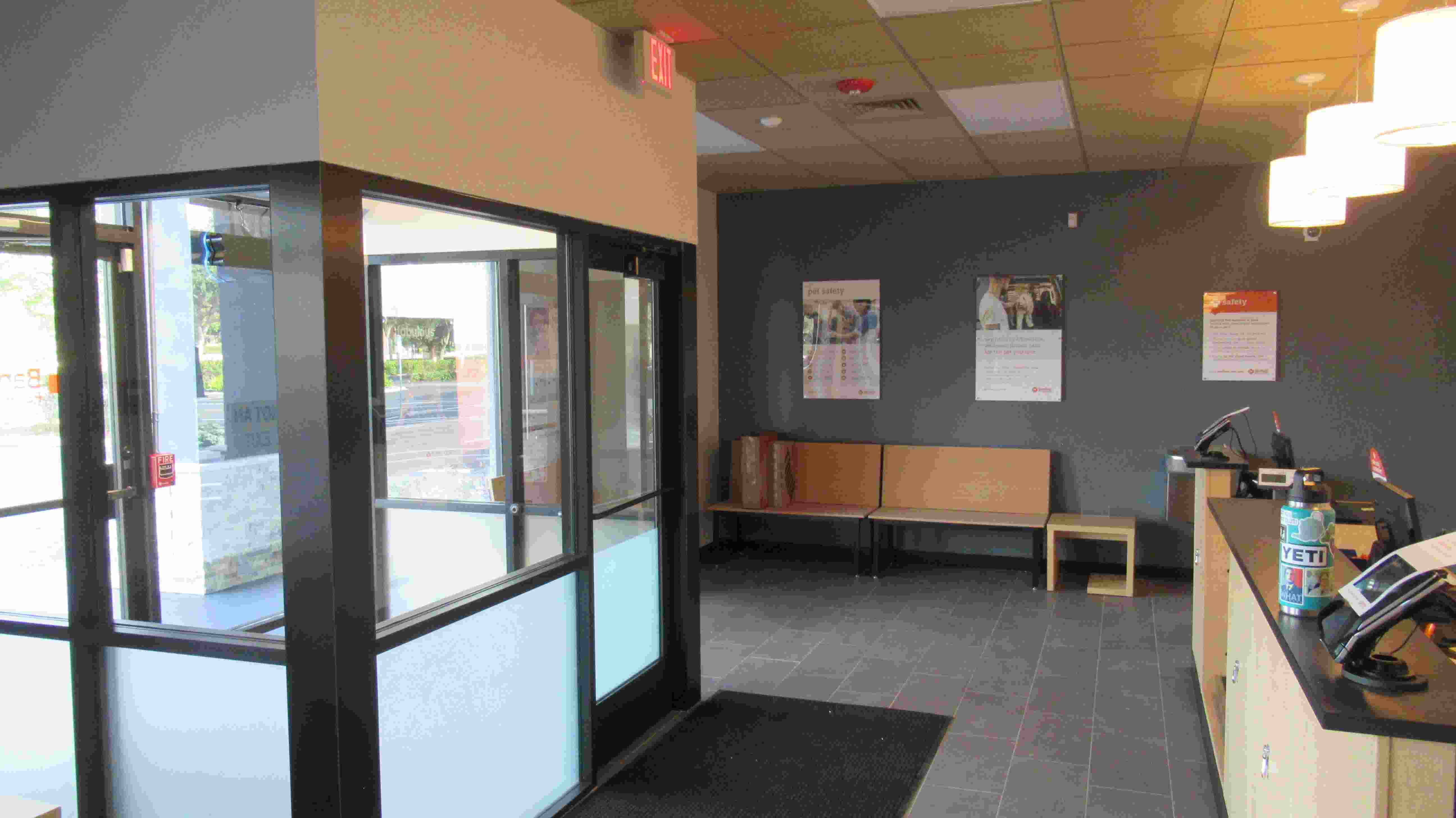 The Banfield Naples Bayridge front Desk and waiting area