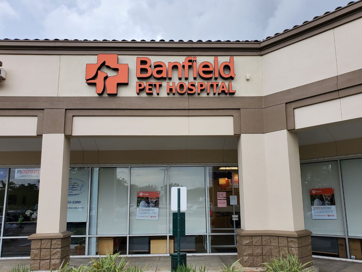 The front entrance to the Miami Kendall Banfield hospital