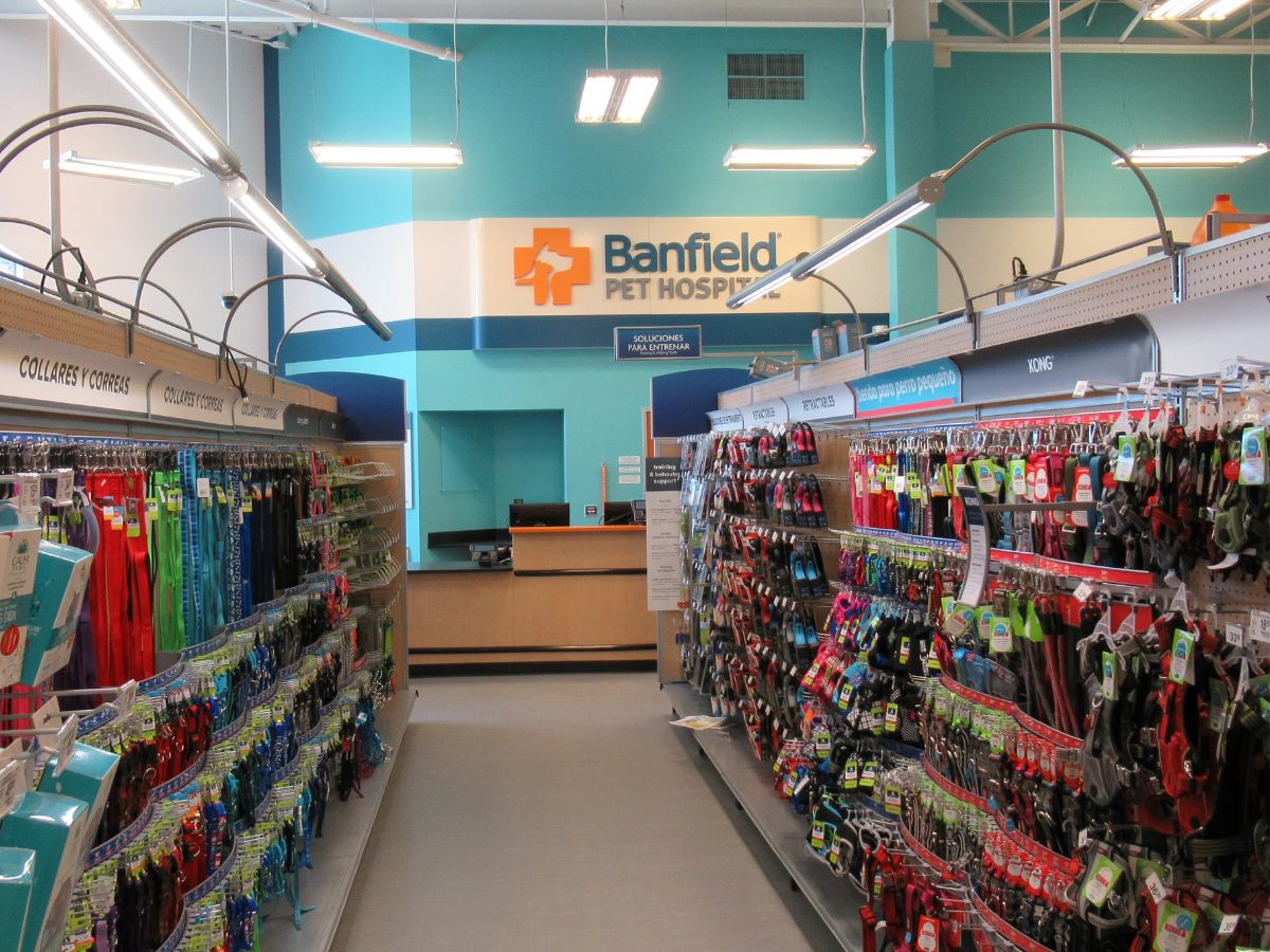 The Banfield Plaza Centro Caguas store and front desk walkway