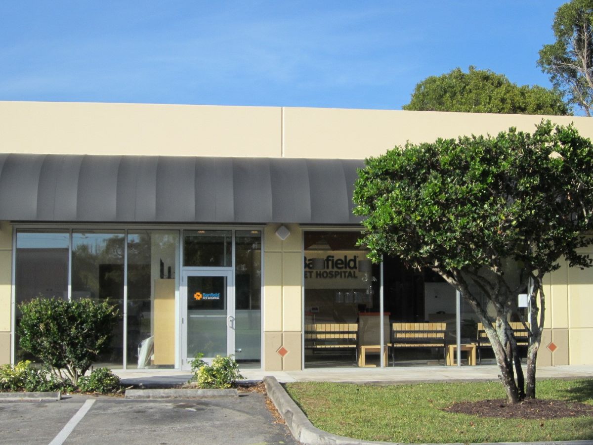 The front entrance of the Pembroke Pines W Banfield Pet Hospital