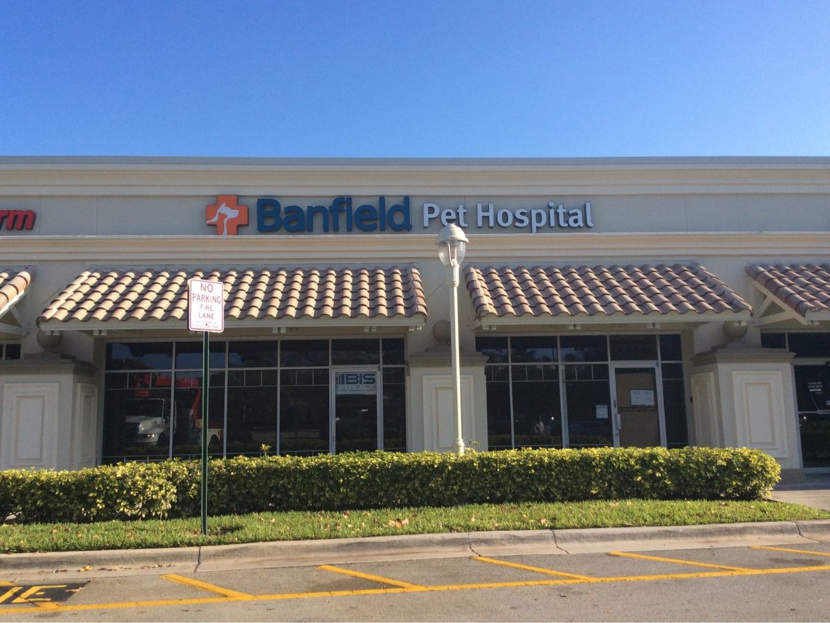 The Banfield Miramar hospital front entrance