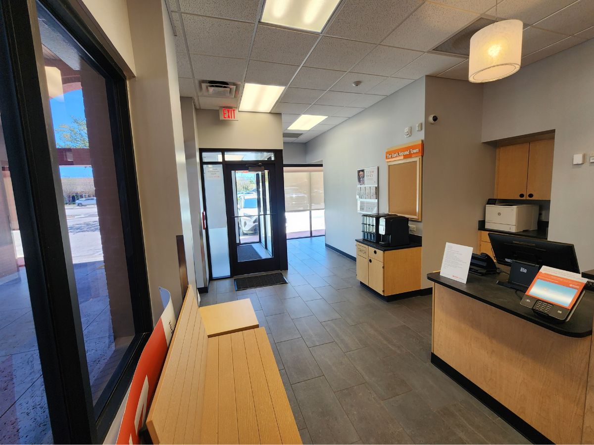 The Banfield Fort Lauderdale Sunrise Square lobby