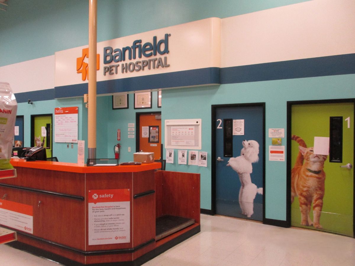 The Banfield Pet Hospital Mobile front desk