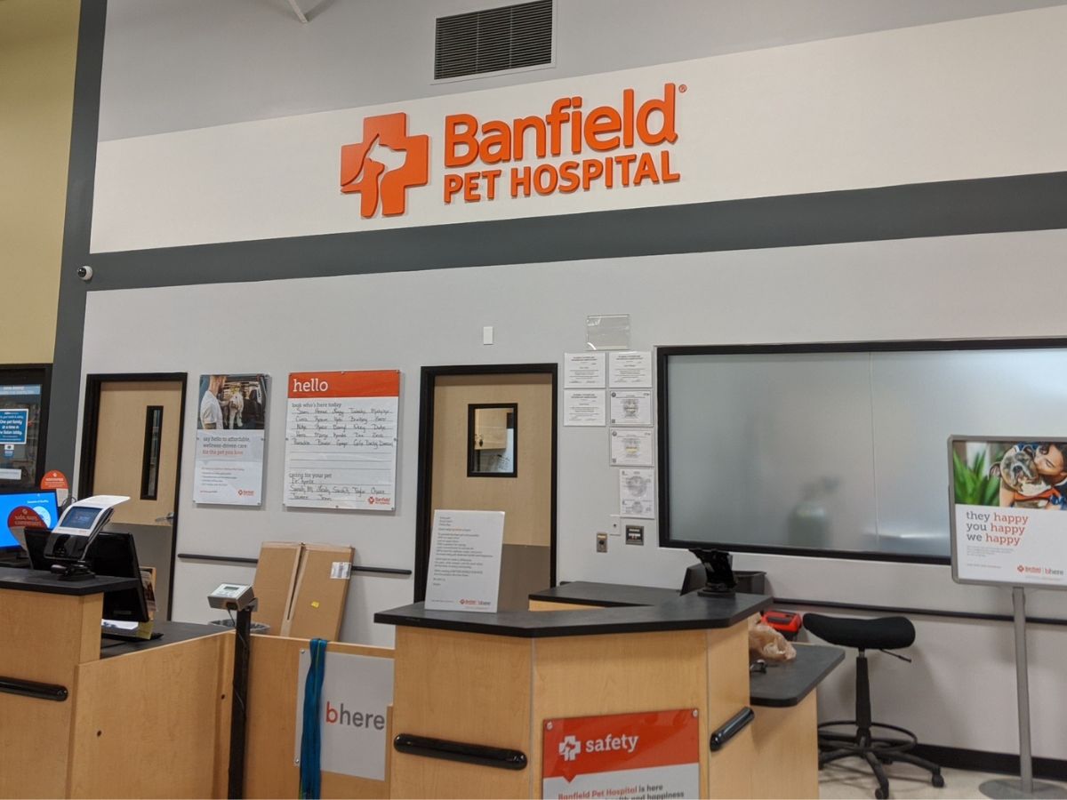 The Banfield Pet Hospital Destin front desk