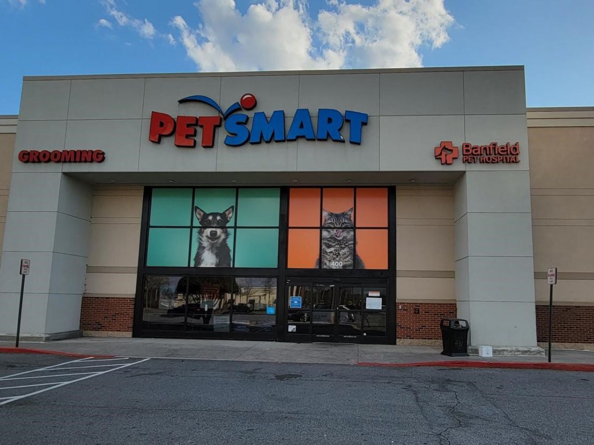 The Banfield Pet Hospital: Acworth Building exterior