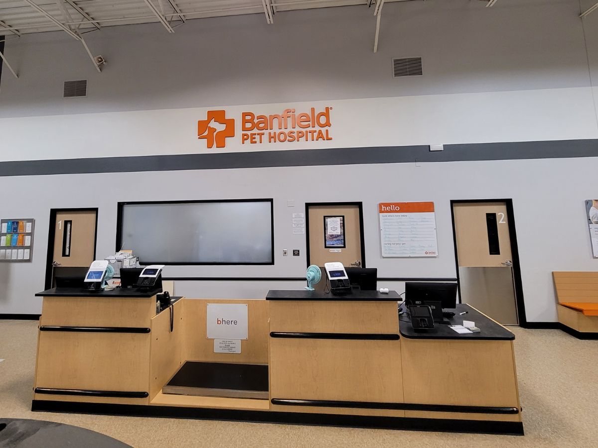 The Banfield Pet Hospital: Acworth front desk