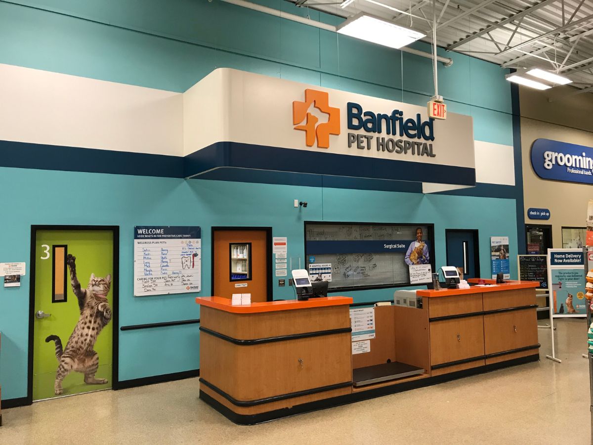 The Banfield Lexington S front desk and check in