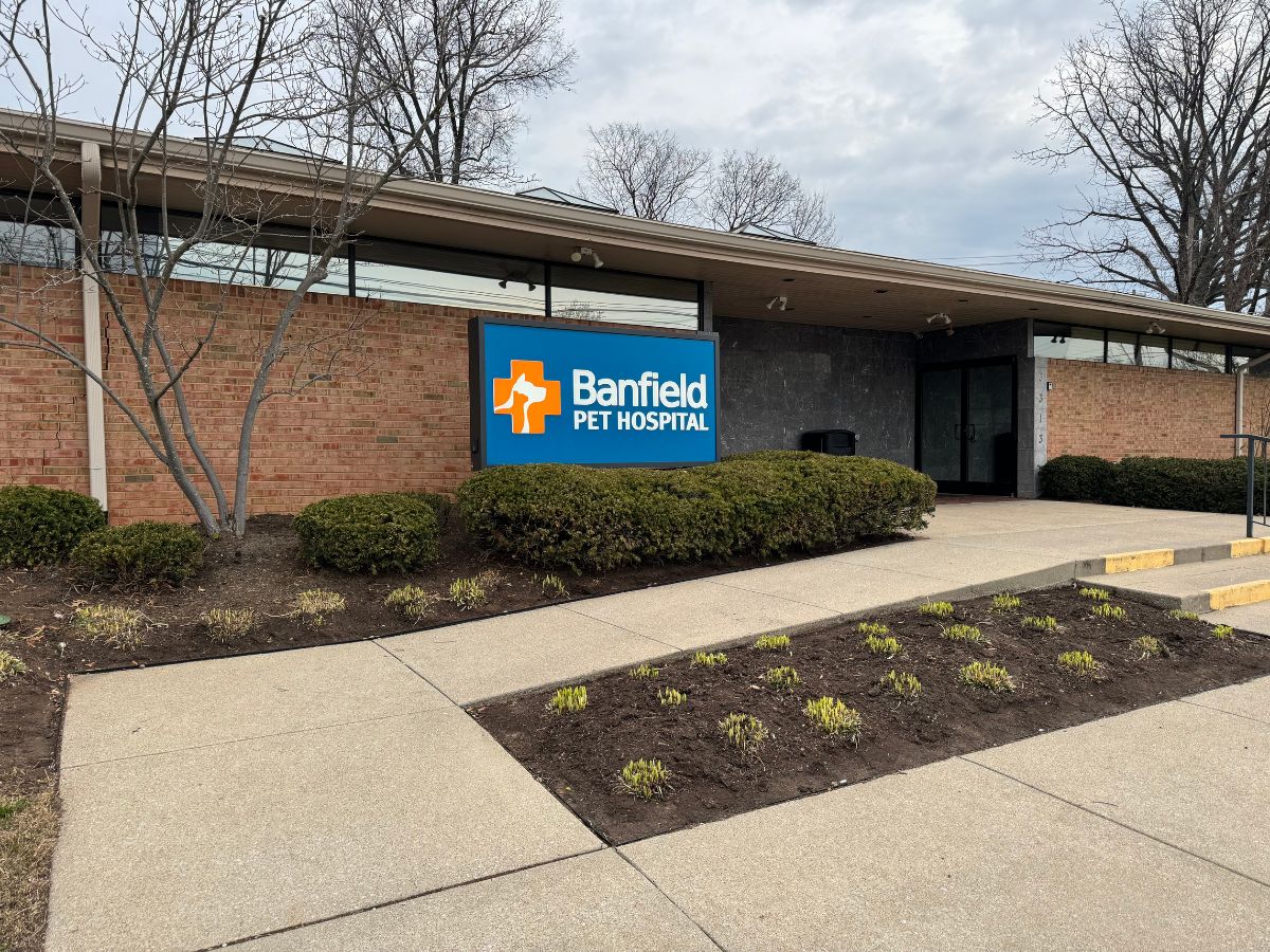 The Banfield Lansdowne hospital front exterior