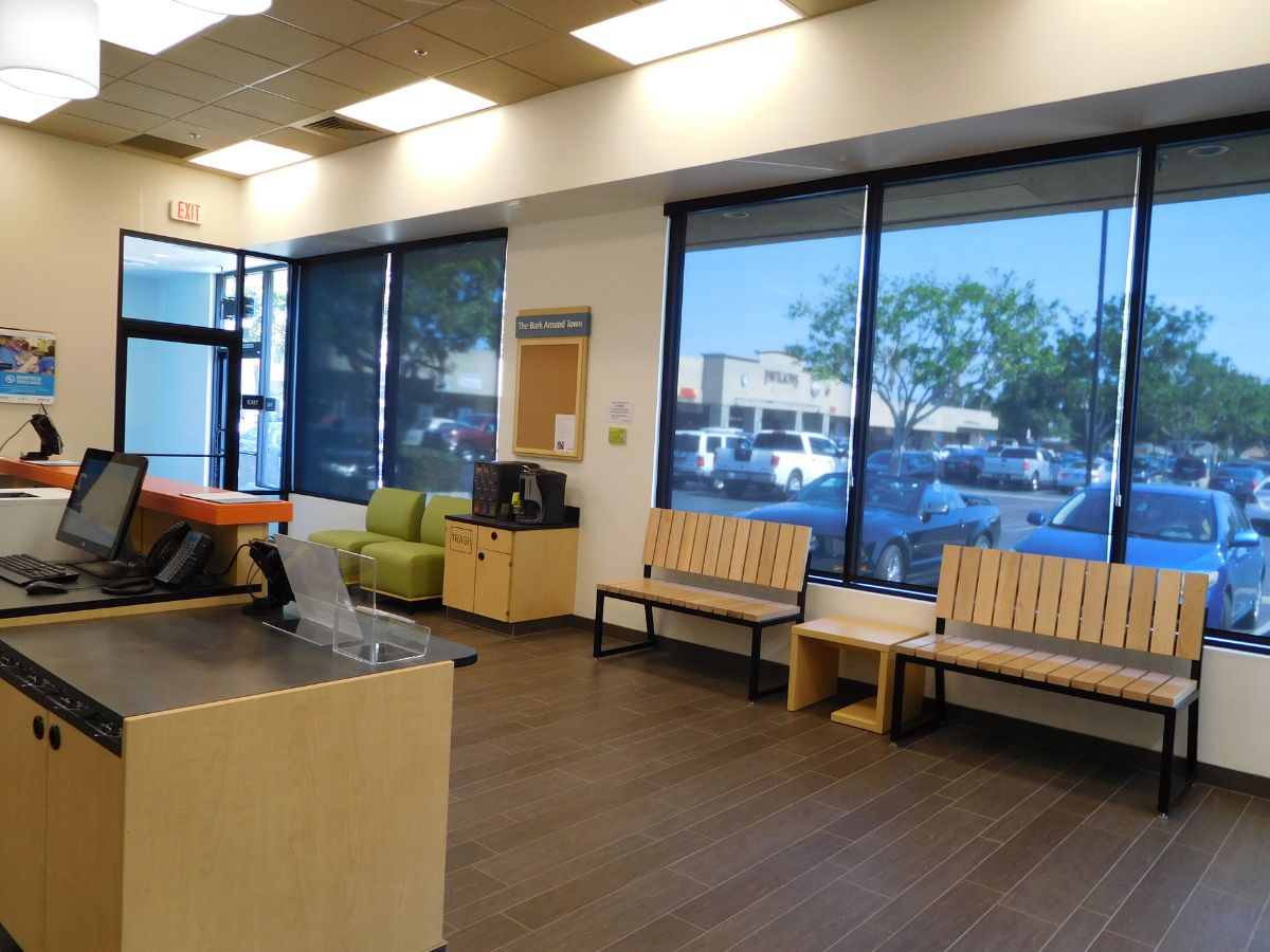 The Banfield Long Beach Spring Street front desk and lobby