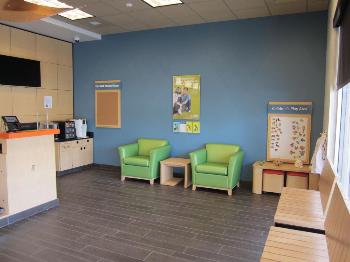 The Banfield Chatsworth hospital lobby and waiting area