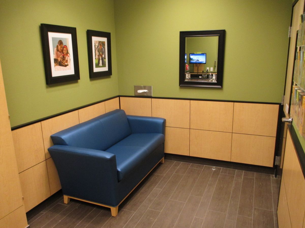 The Thousand Oaks - Park Oaks Banfield exam room waiting area