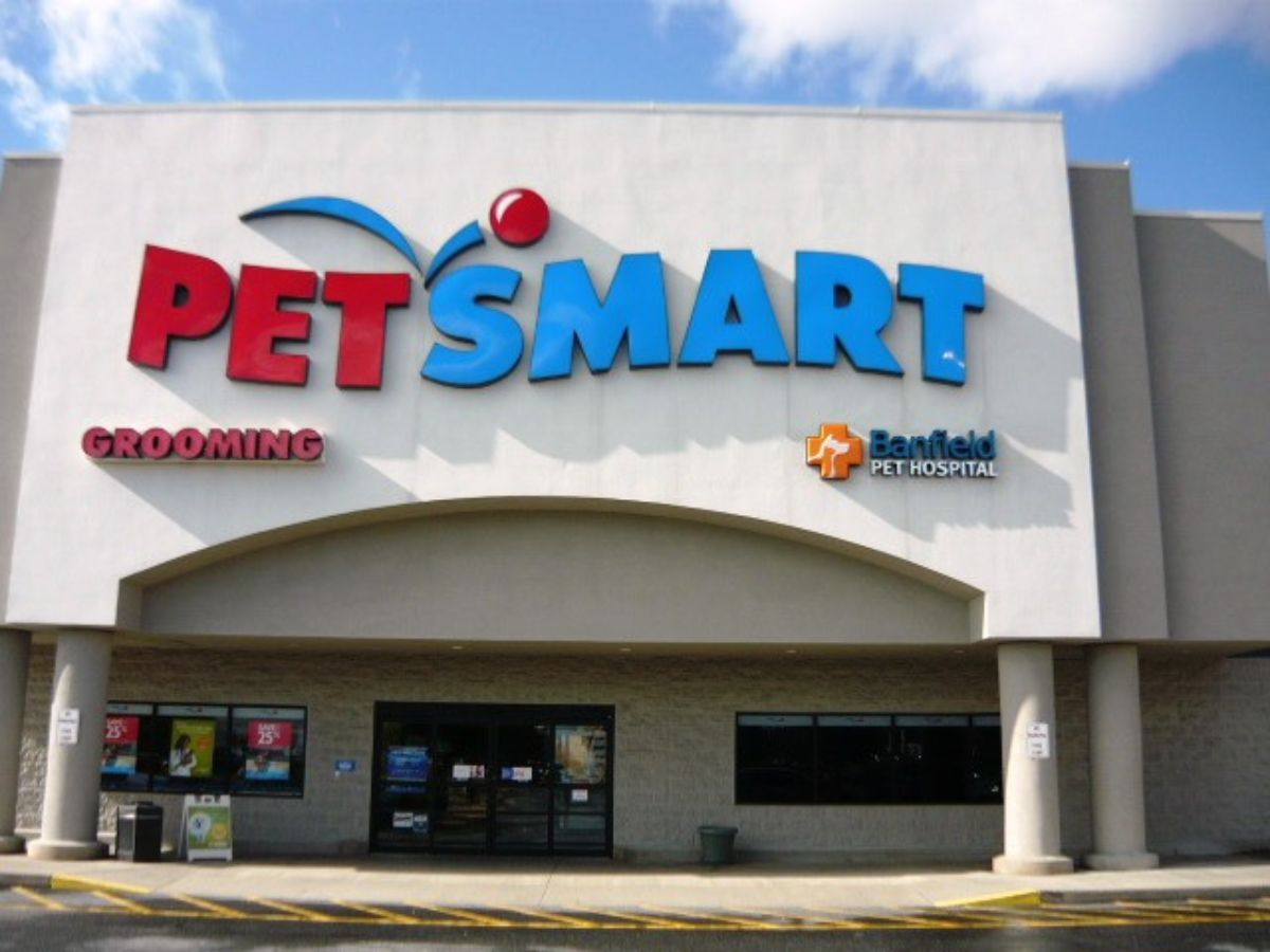 The Hickory PetSmart and Banfield hospital front entrances