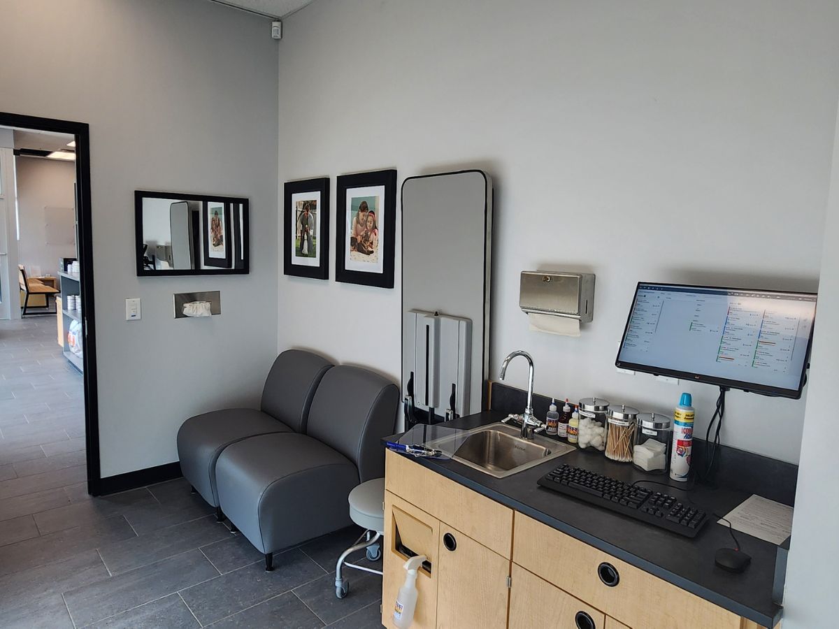 The Banfield Pet Hospital: Burlington Church North exam room with table