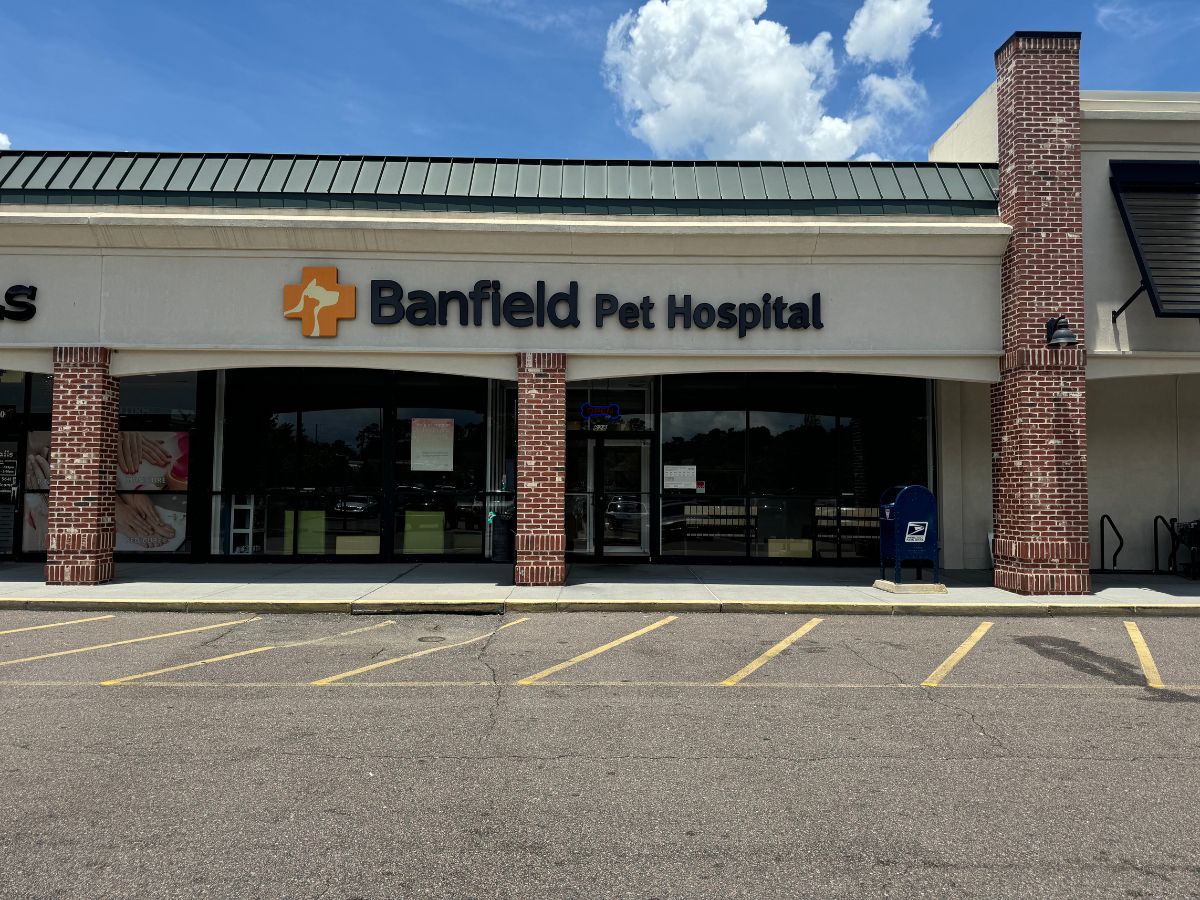 The Banfield Pet Hospital: Summerville S Building exterior