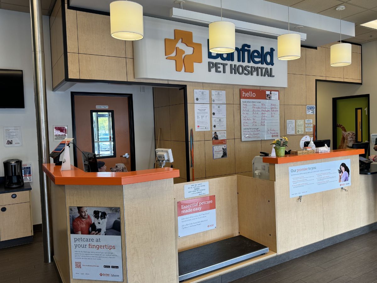 The Banfield Pet Hospital: Summerville S front desk