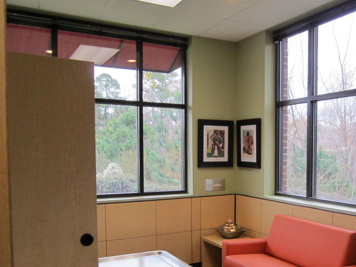 The waiting room of the Stonebridge Banfield hospital