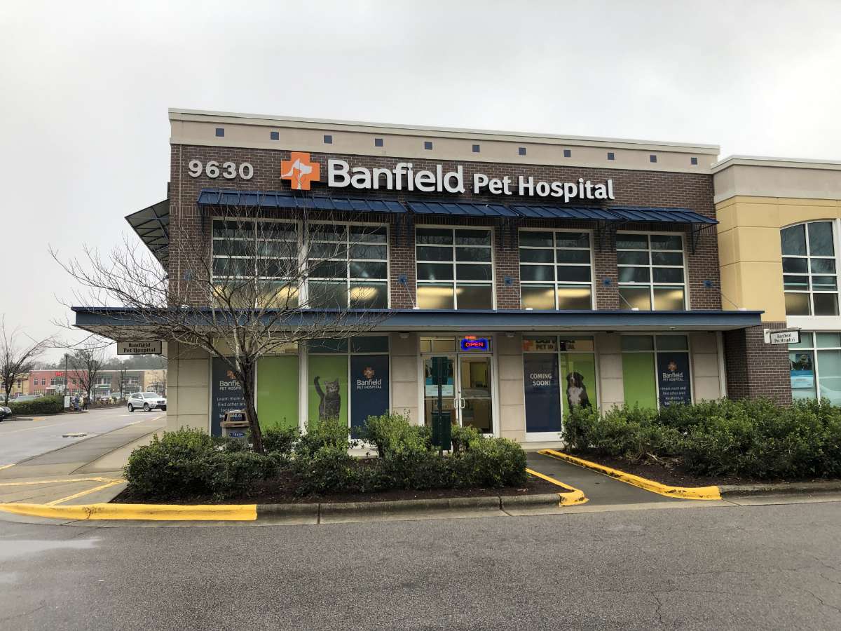 The Raleigh Falls Pointe Banfield hospital front exterior entrance