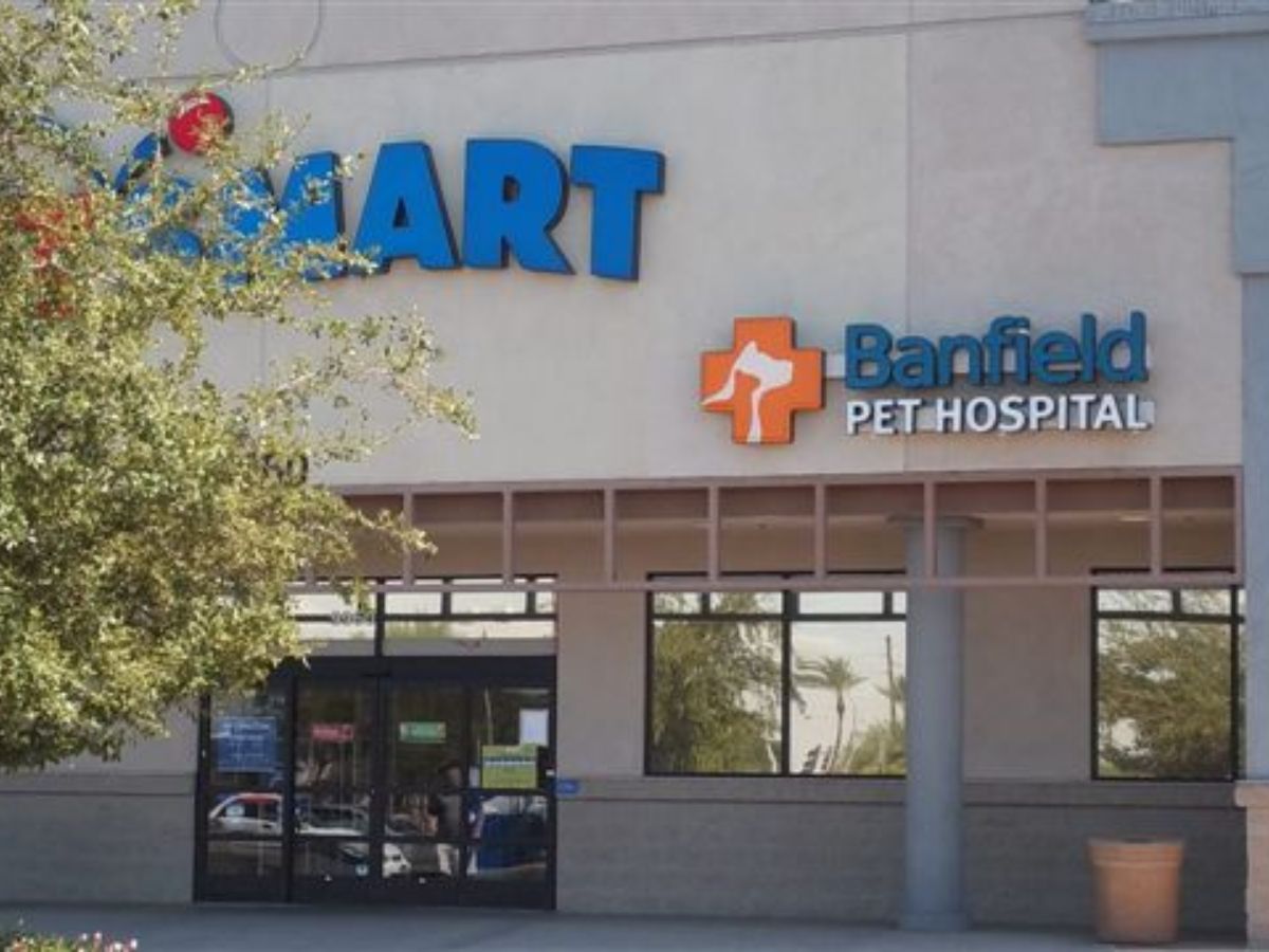 The Banfield Pet Hospital: West Peoria Building exterior