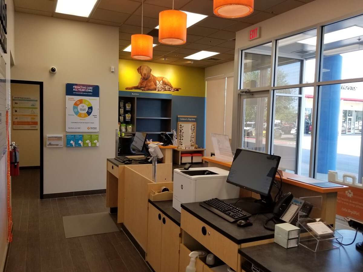 The Round Rock Palm Valley Banfield front desk and check-in area