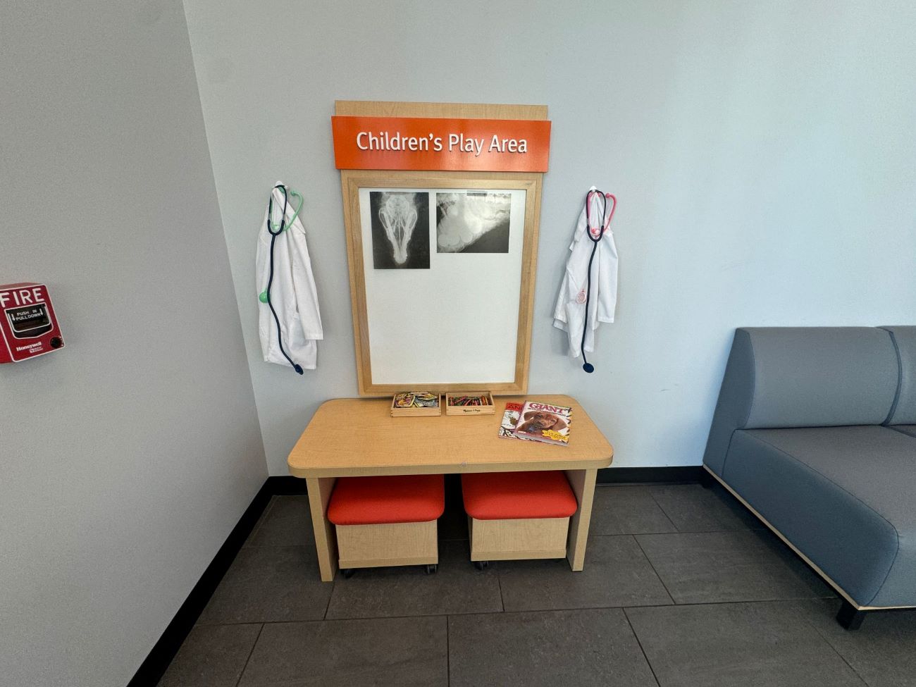 The lobby inside the Banfield - Chicago South Loop hospital