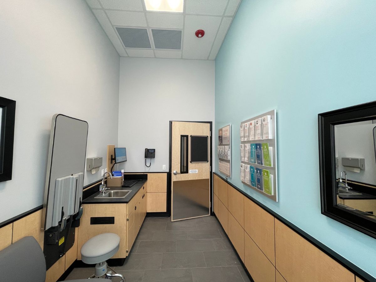 An alternate view of the Banfield - Chicago South Loop exam room with folding table