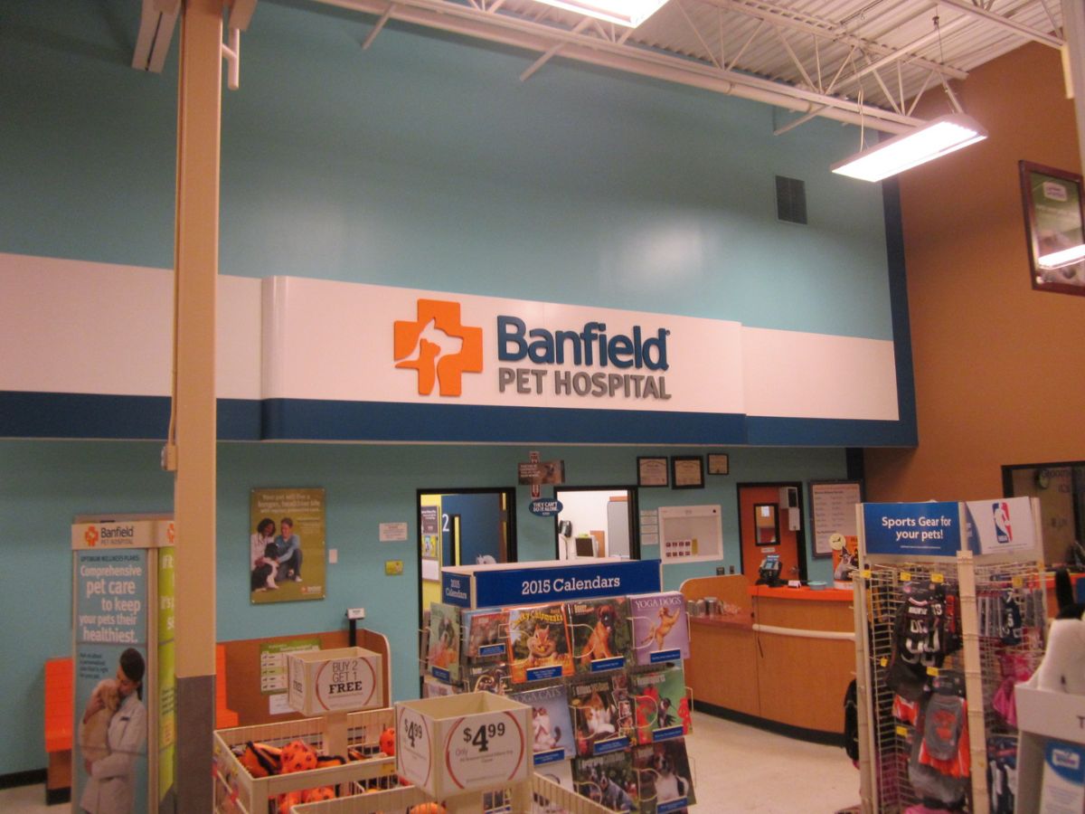 The Aurora PetSmart and Banfield front desk