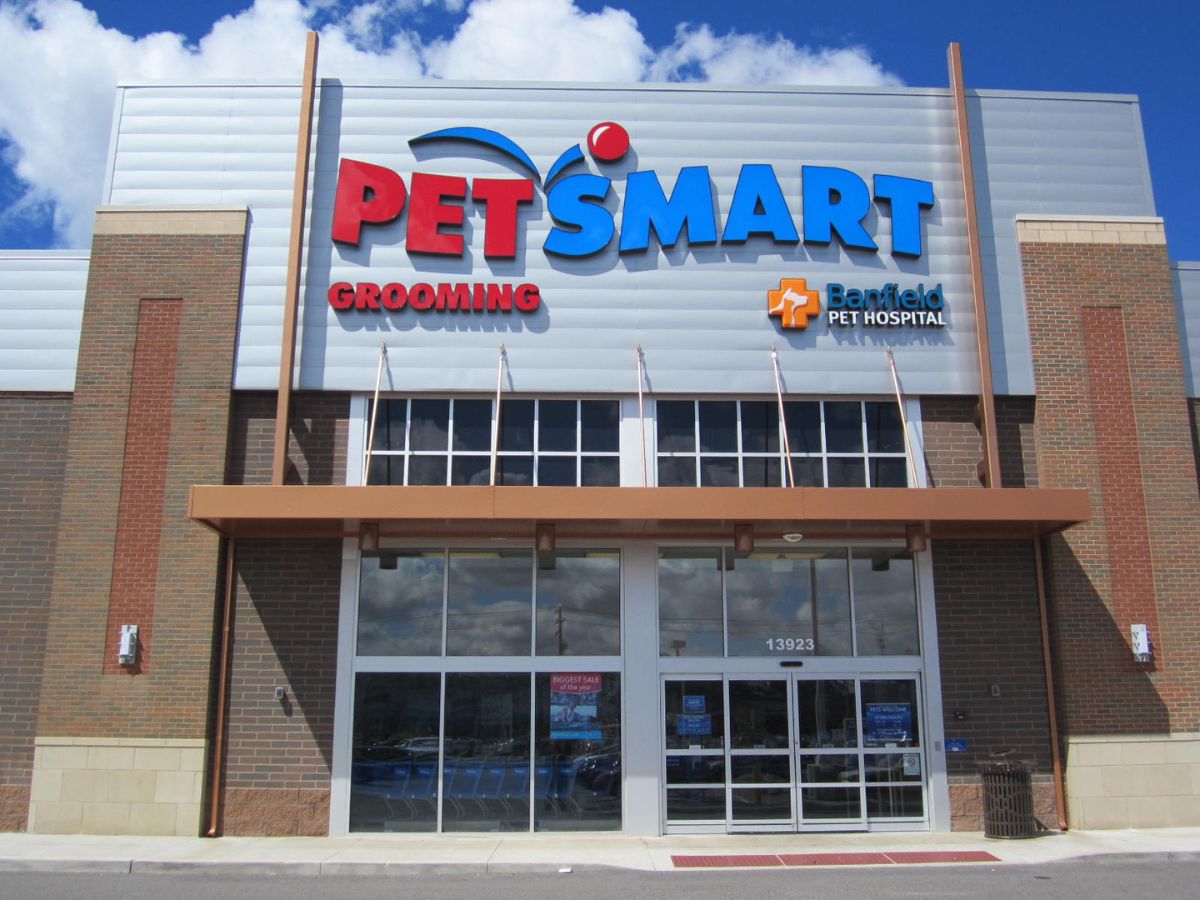 The South Euclid PetSmart and Banfield hospital front entrance