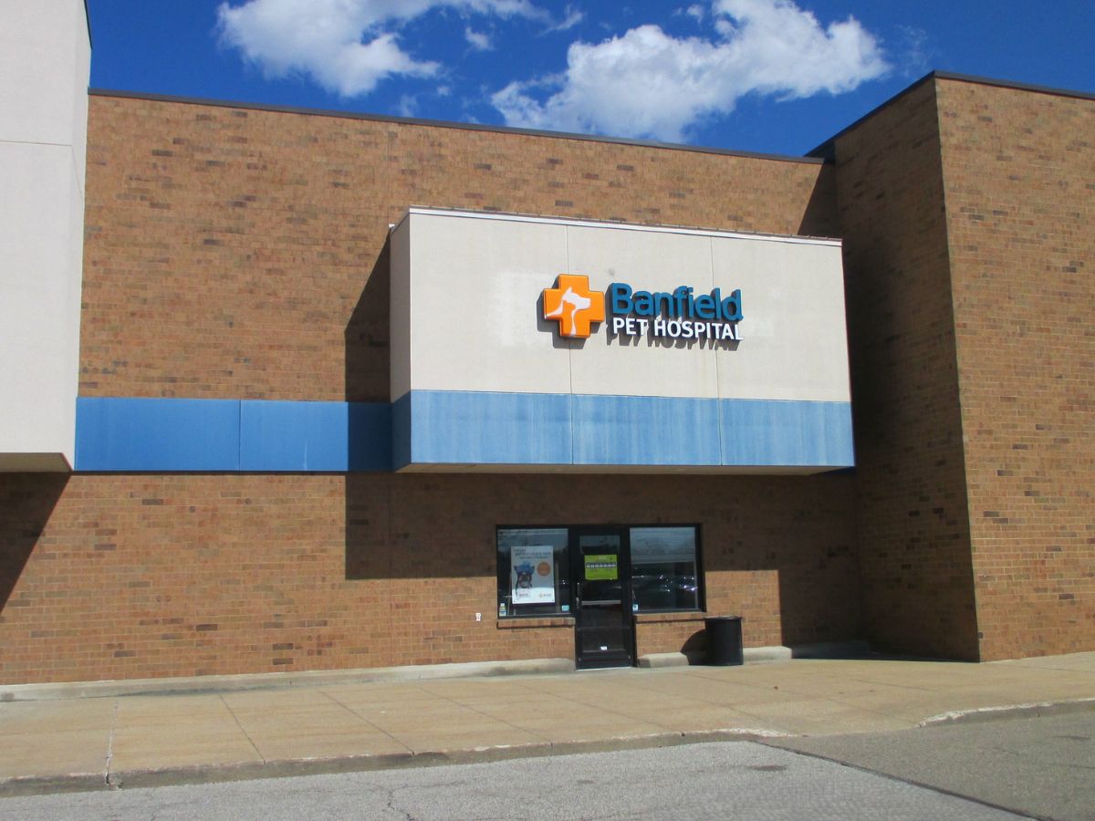 The Cuyahoga Falls Banfield hospital front entrance