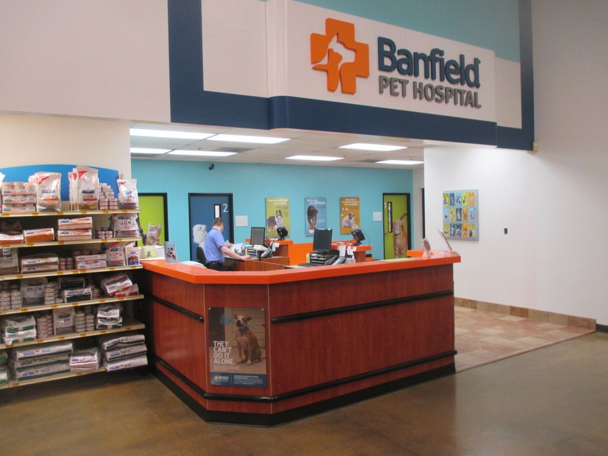 The front desk of the North Fayette Township Banfield hospital