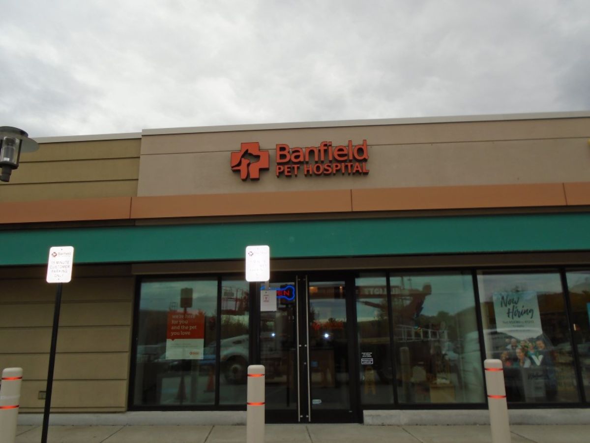 The front exterior entrance of the Banfield - Braintree South Shore hospital