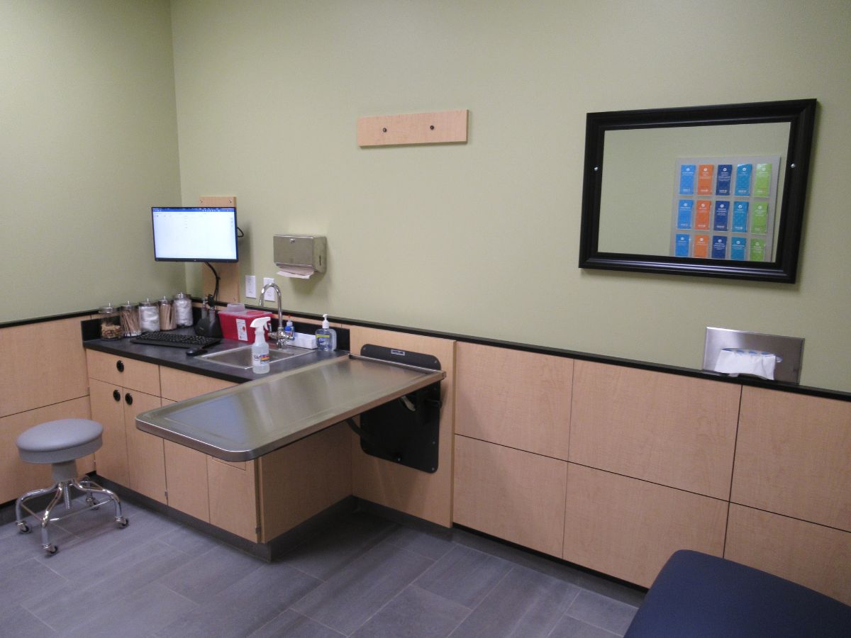 A view of the Banfield - North Haven exam room and folding table