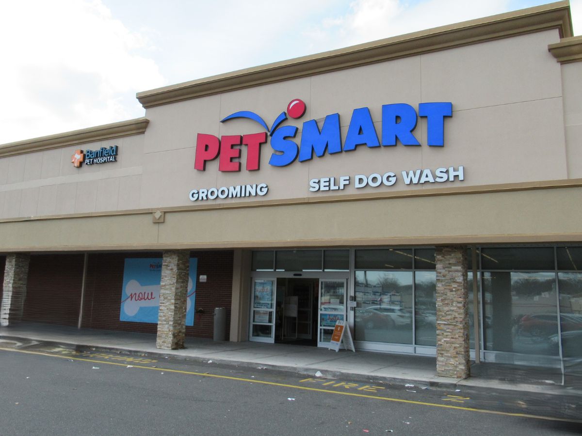 The Staten Island PetSmart and Banfield hospital front entrances