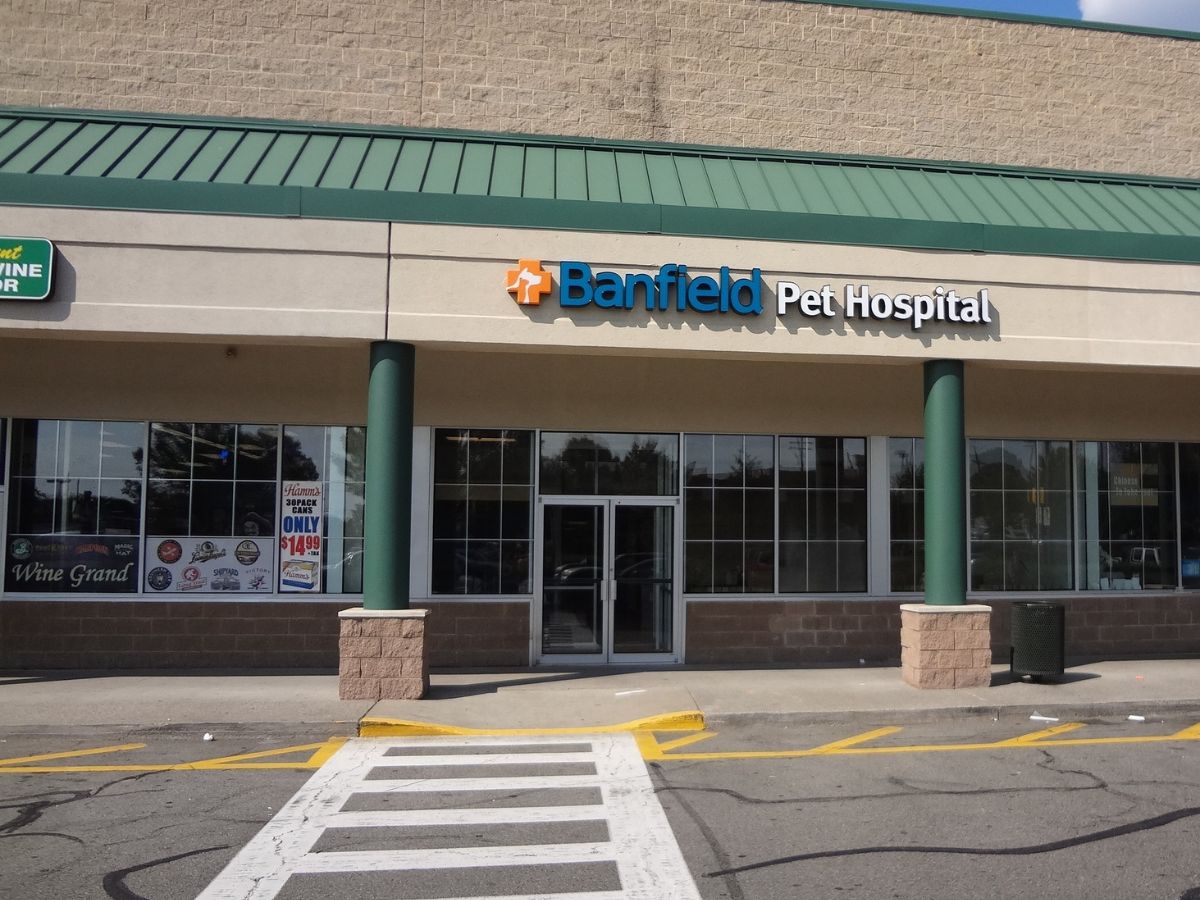 The Carlstadt Banfield hospital front entrance in a strip mall