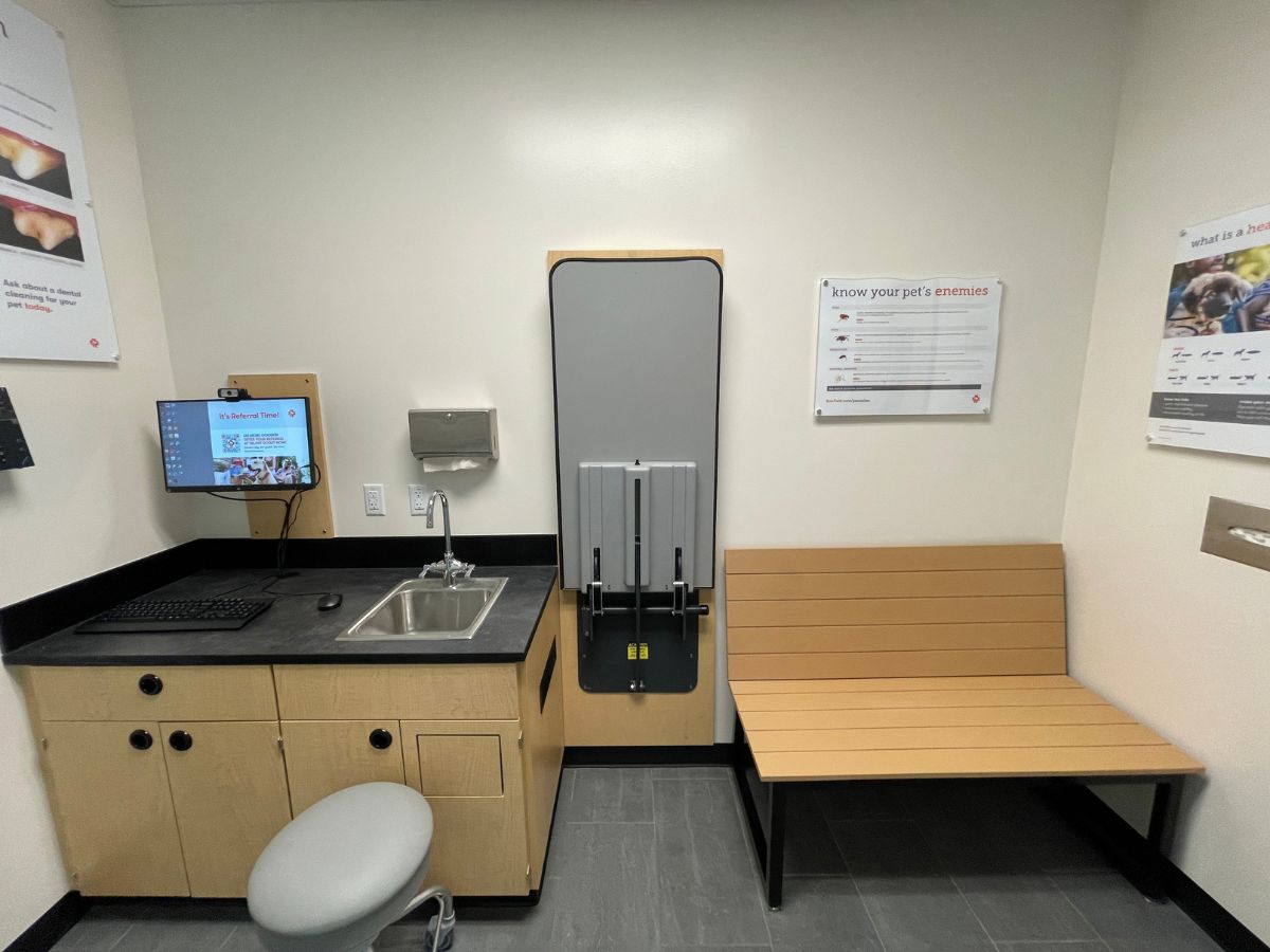 A view of the Moorestown Mall Banfield hospital exam room and folding table