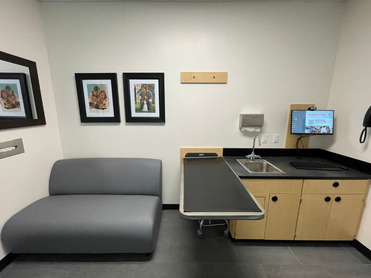 Another alternate view of the Banfield - Moorestown Mall exam room and folding table