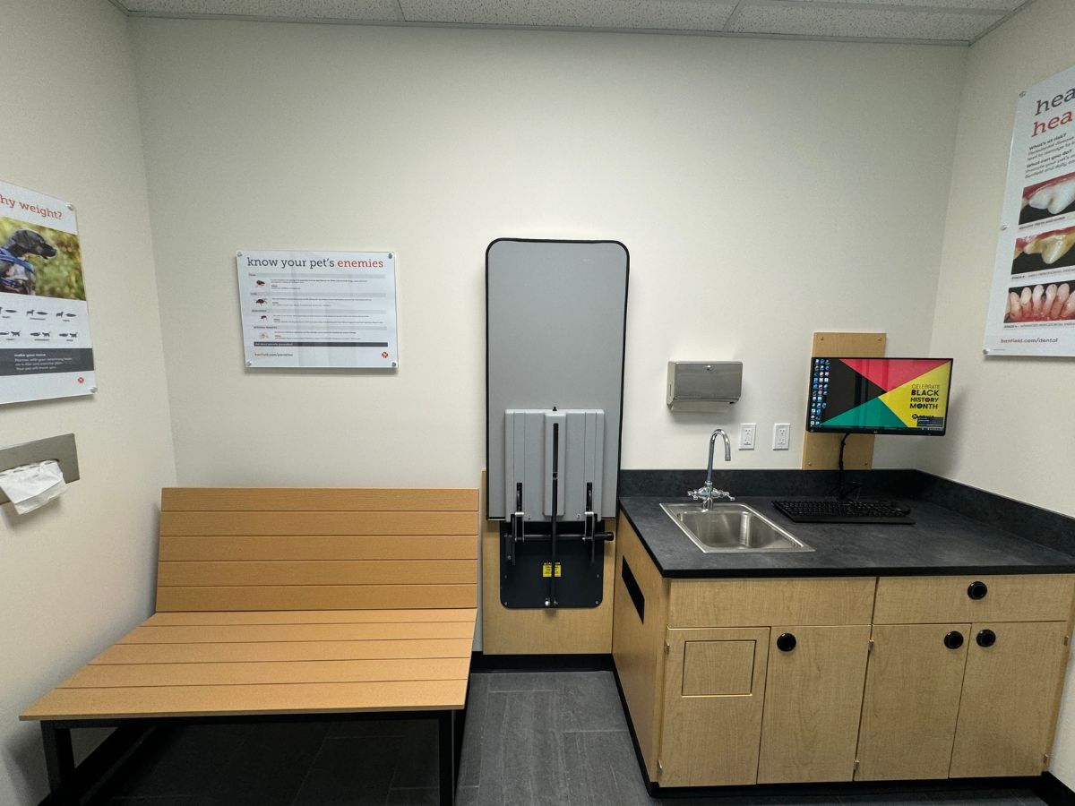 A view inside the Banfield - Marlton Crossing exam room and folding table
