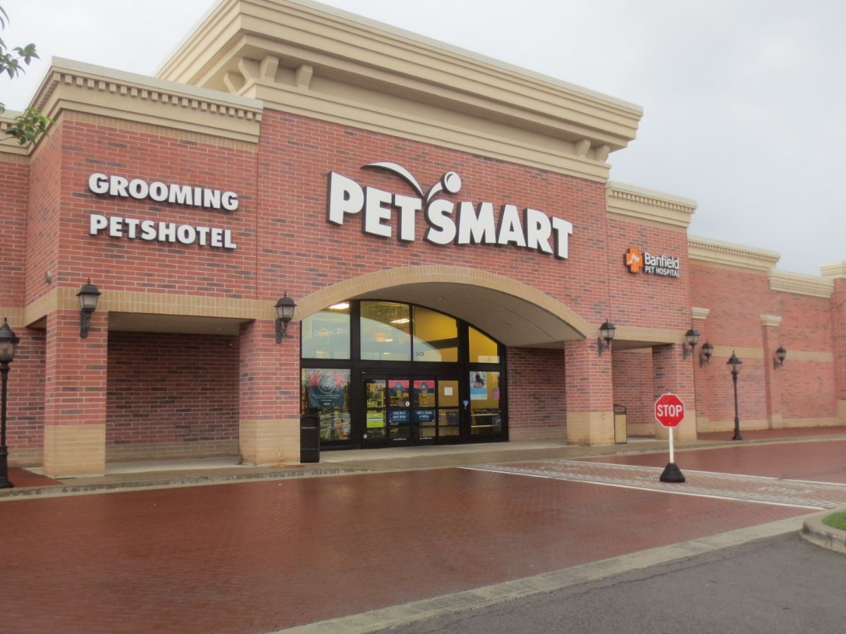 The front of the PetSmart store and Banfield - Orchard Park hospital