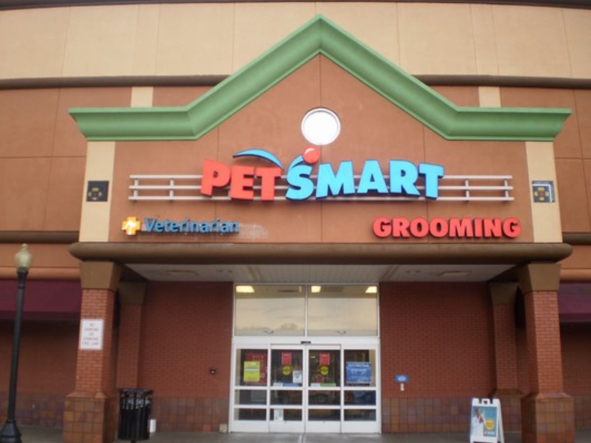 The Cortlandt PetSmart and Banfield front exterior entrances