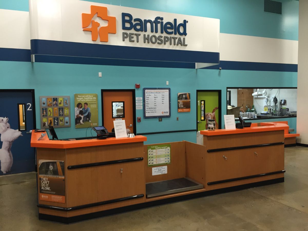 The PetSmart and Banfield - Norwalk front desk and check-in desk