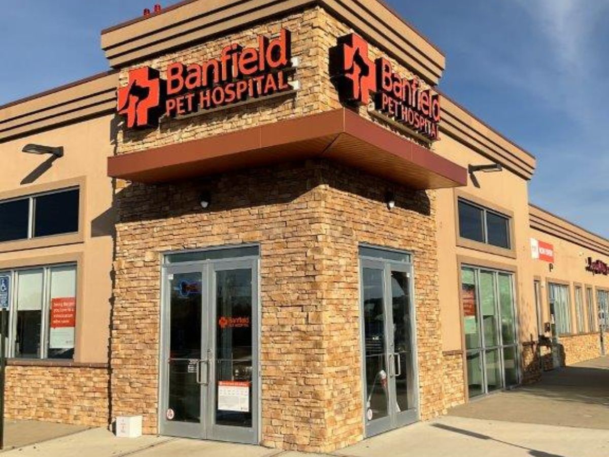 The front entrance and front corners of the Banfield - Farmingdale Seven Daughters hospital