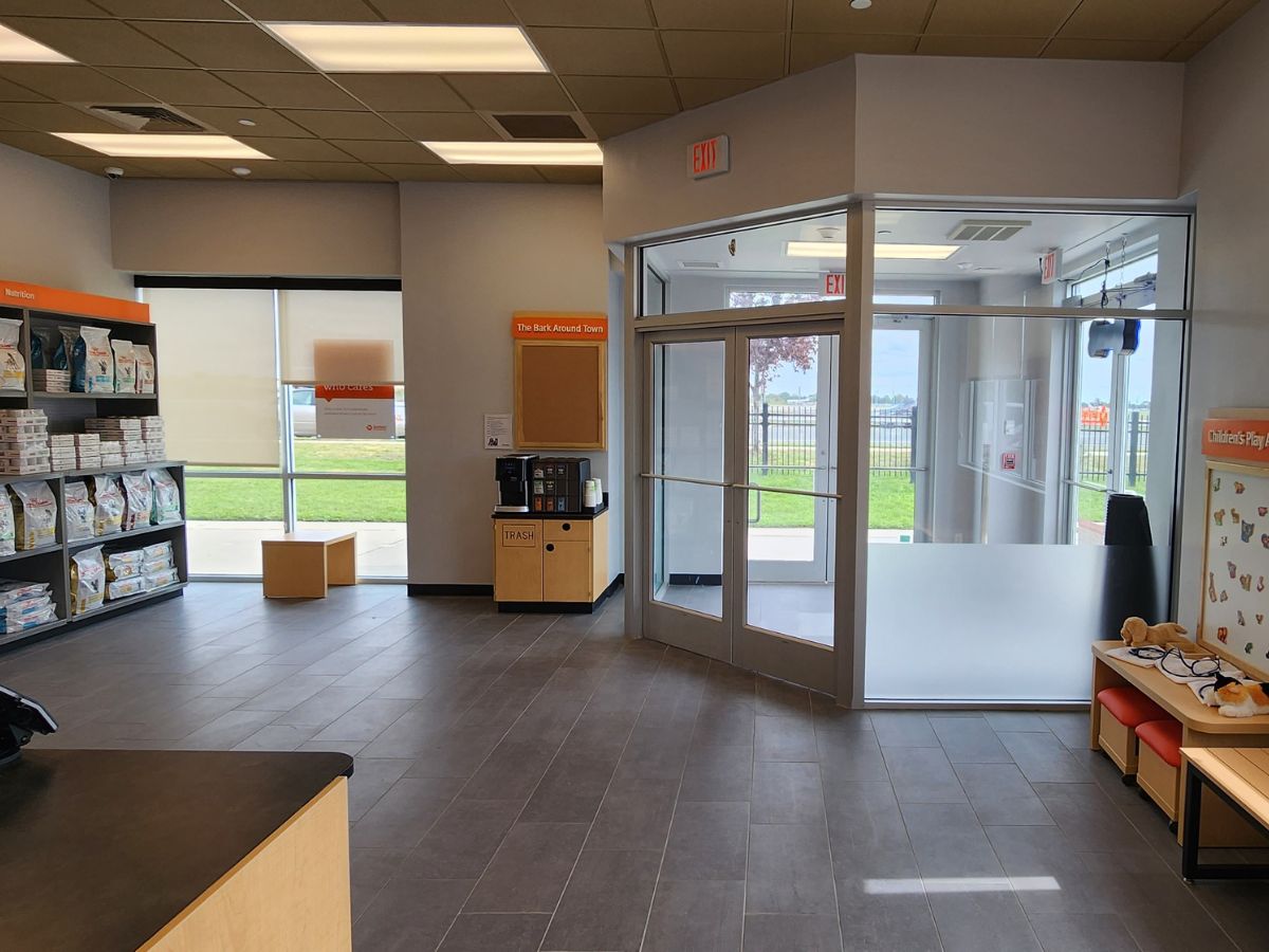 The Banfield - Farmingdale Seven Daughters hospital front desk and lobby