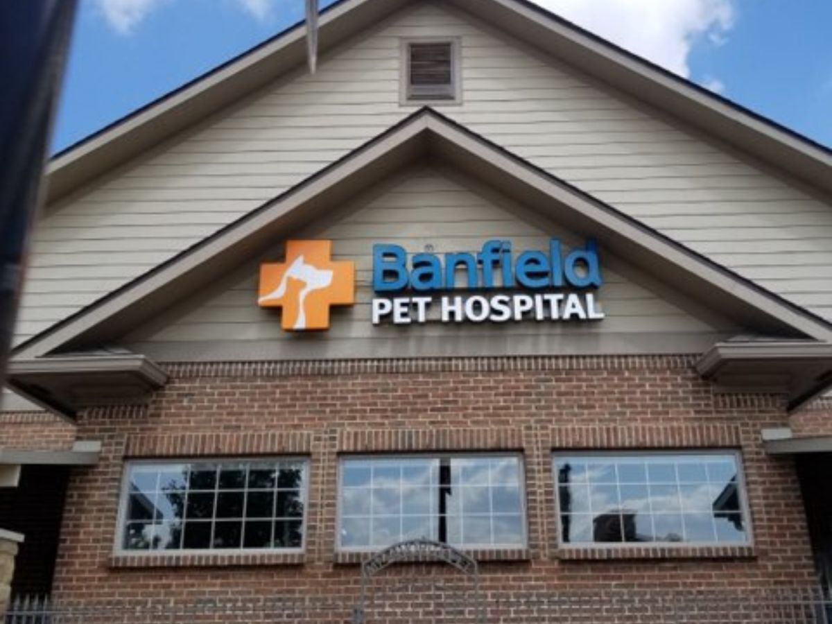 The front entrance and sign of the Banfield - Vandalia hospital