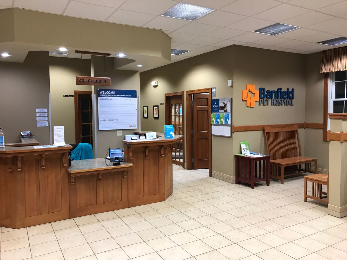 The Banfield - Vandalia front desk and check-in area
