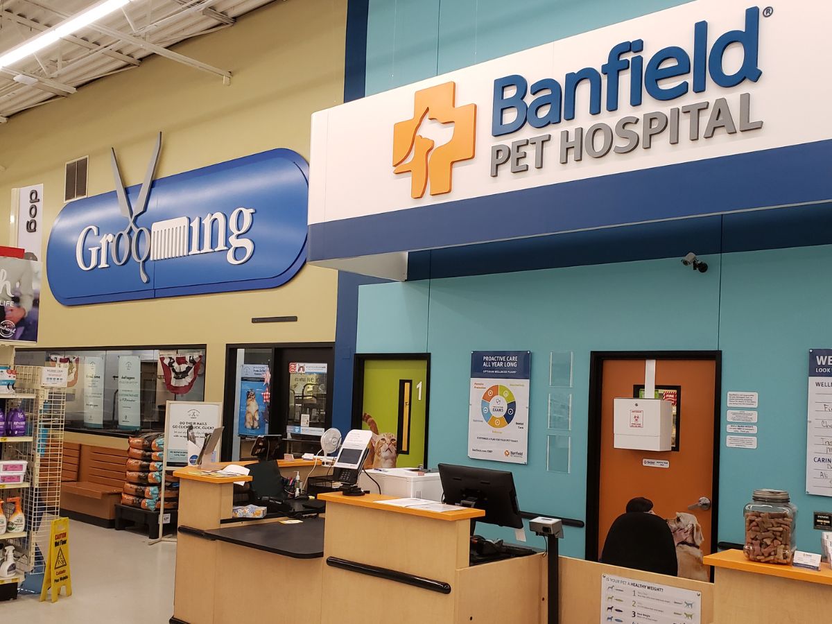 The Grove City Banfield front desk and check-in area
