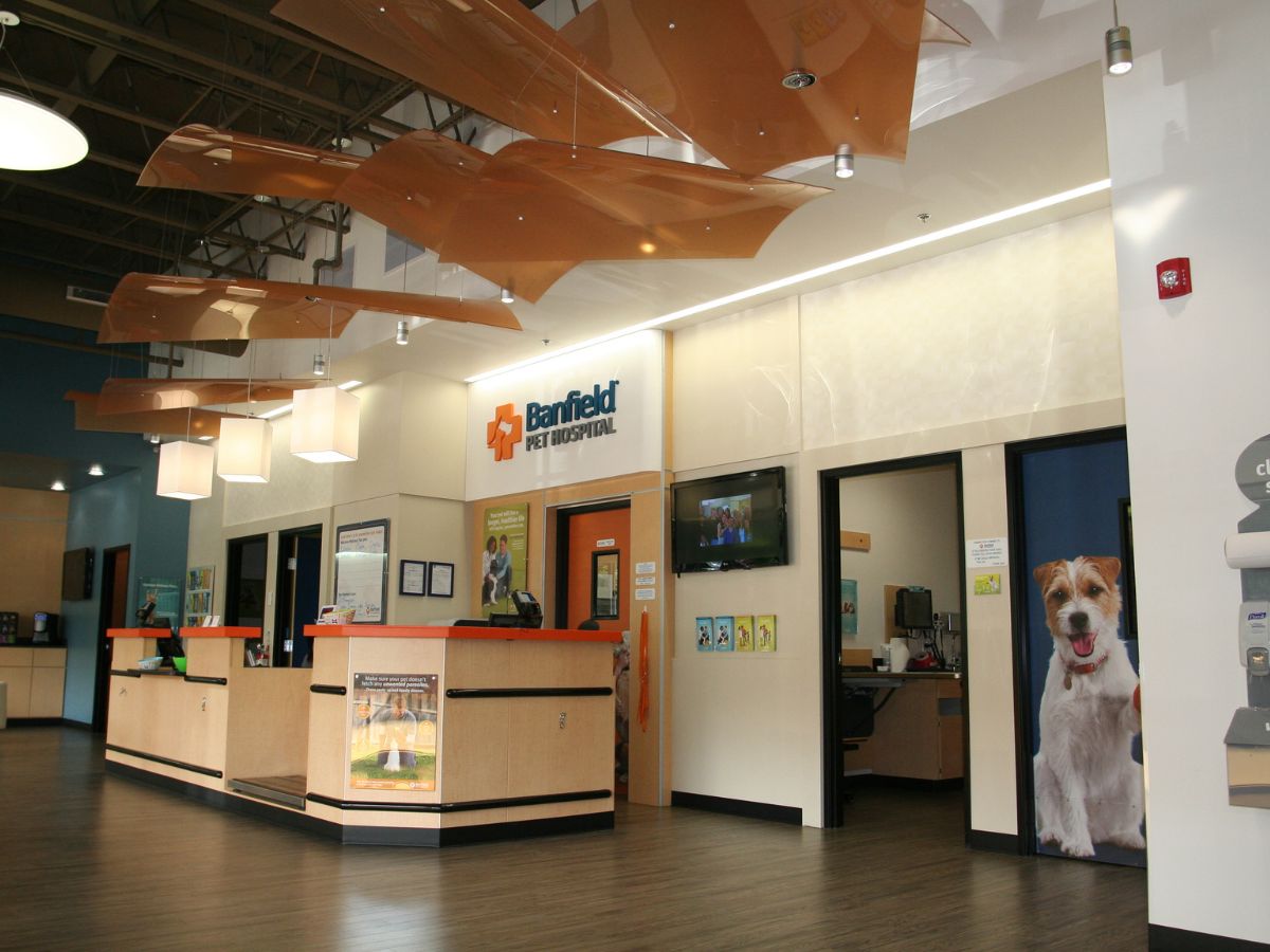 The front lobby and check-in area of the West Hills Banfield hospital