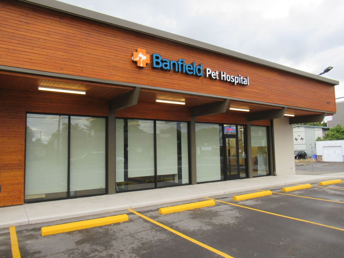 The front entrance of the Banfield - Sellwood-Moreland pet hospital